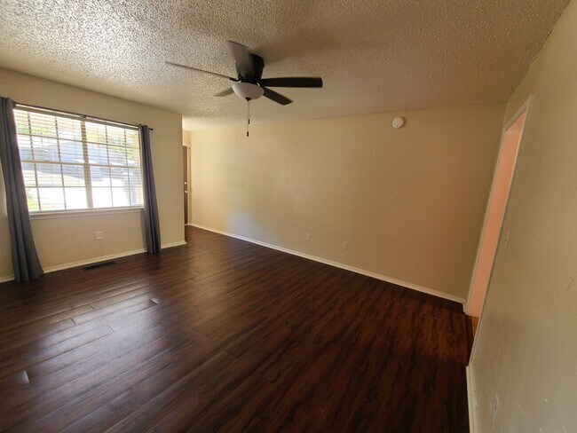 Building Photo - 925 Crown Dr