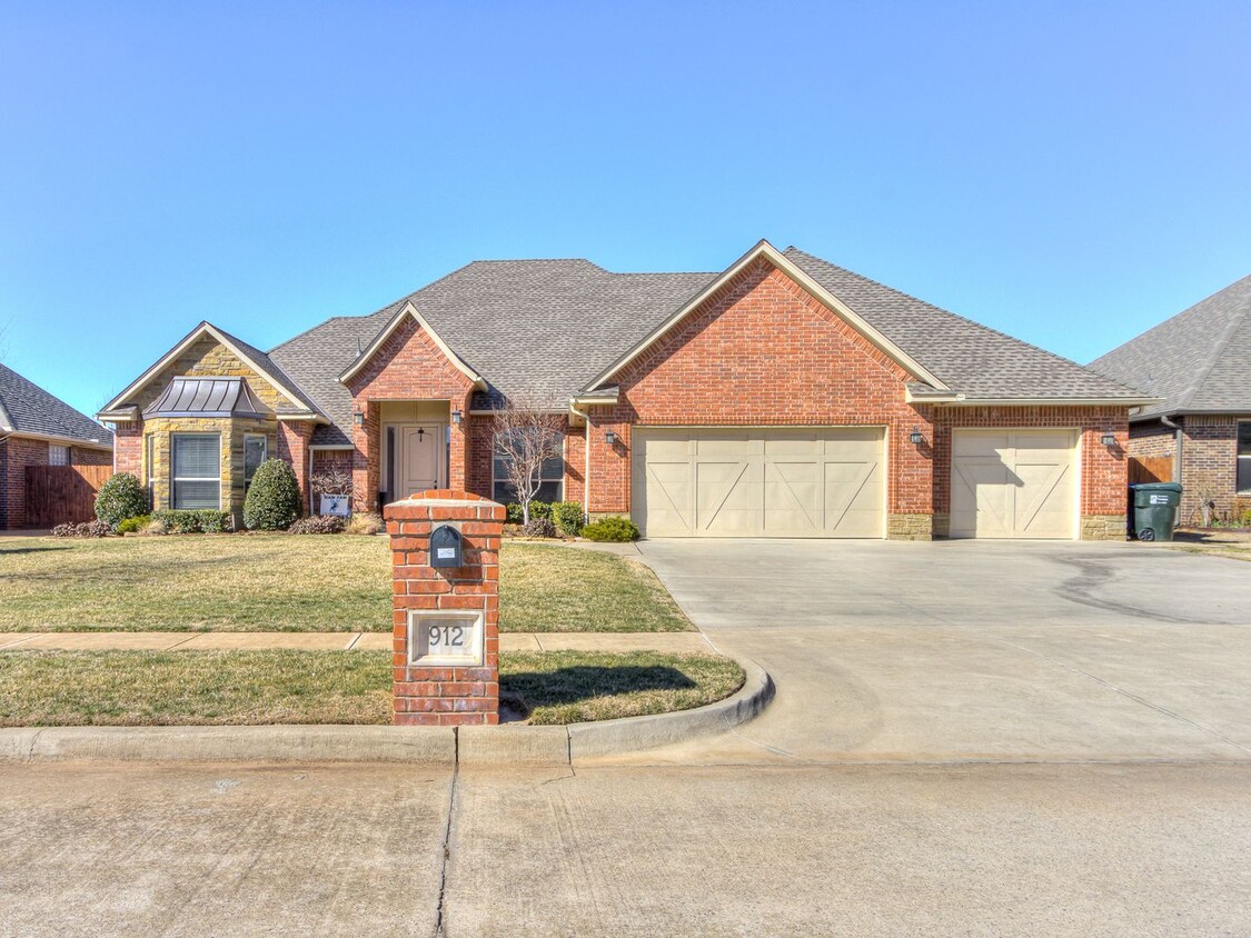 Primary Photo - Beautiful Home In Arbor Lake