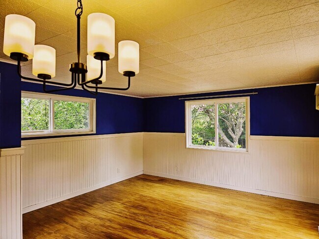 Building Photo - Charming Pet Friendly Two Bedroom Bungalow...