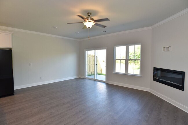 Foto del edificio - Beautiful Townhome. ***No Pets***
