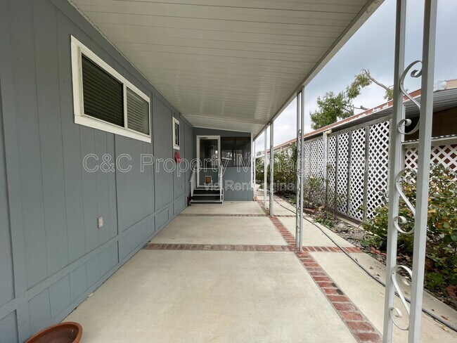 Foto del edificio - 21100 State St