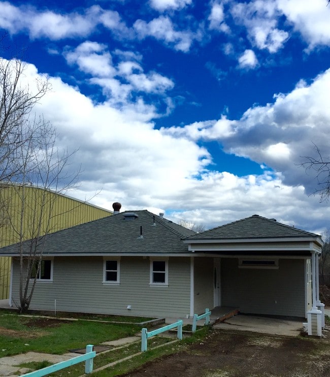 Building Photo - 305 Glenwood Rd