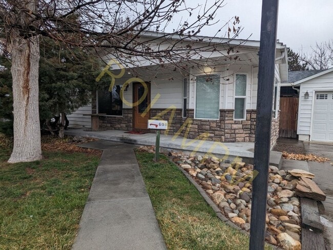 Building Photo - Charming 3 Bed / 1 Bath Home with Office & 2-Car Garage | Great Location Near Fred Meyer