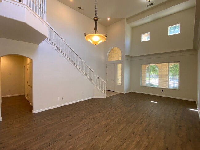 Building Photo - Available now, Gorgeous NW Visalia home fo...