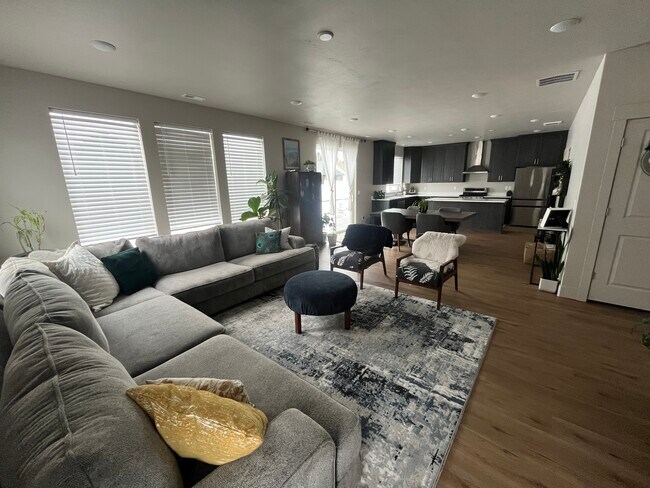 Foto del edificio - 548 Aspen Ave