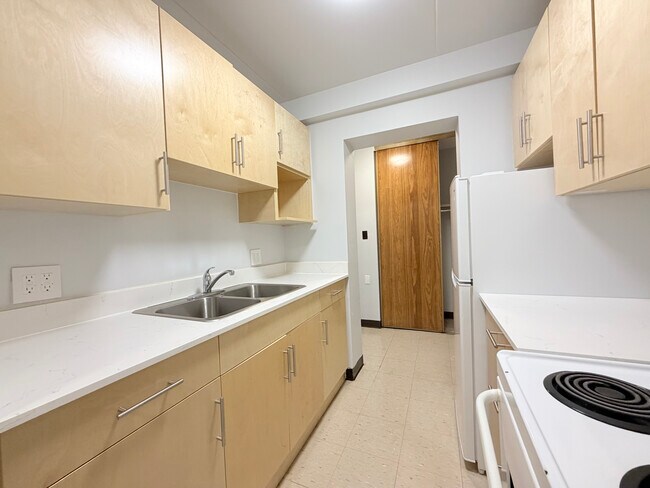 Photo du bâtiment - 2 BED / 1 BATH APARTMENT FOR SENIORS – $1,209 ALL UTILITIES INCLUDED
