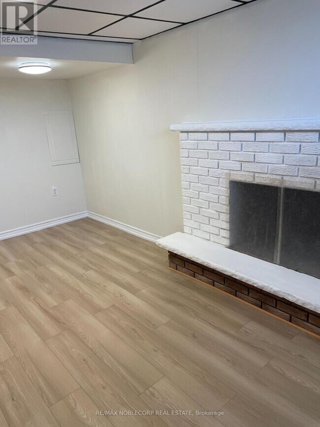 Photo du bâtiment - 166 Collings Ave