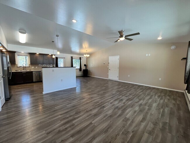 Foto del edificio - Newer, energy efficient, pet friendly home...