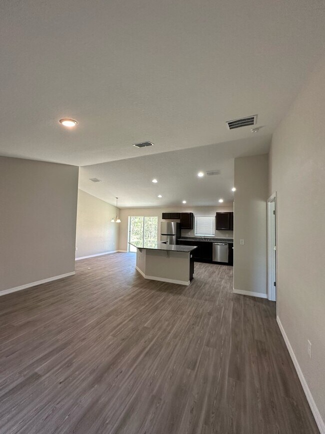 Building Photo - AVAILABLE NOW! Gorgeous 4/2 Single-family ...