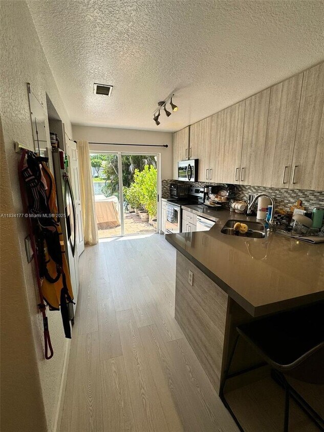Foto principal - 5755 NW 109th Ave
