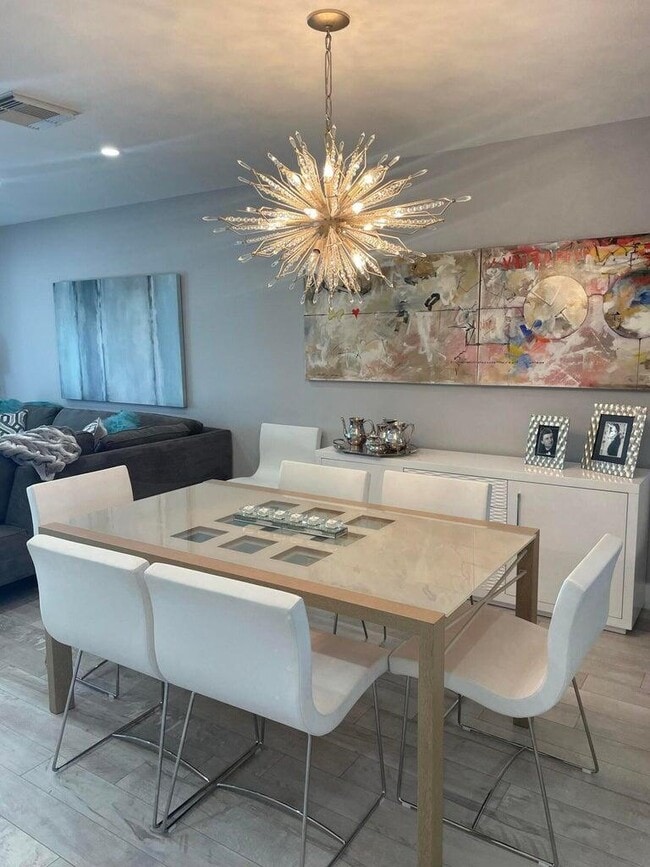 Building Photo - 9299 Vista Del Lago