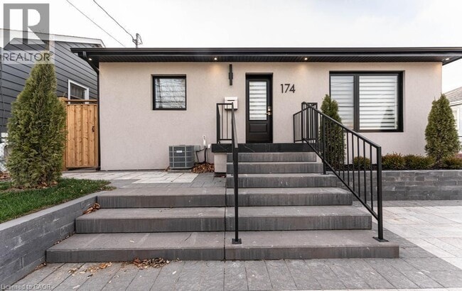 Building Photo - 174 Roxborough Ave