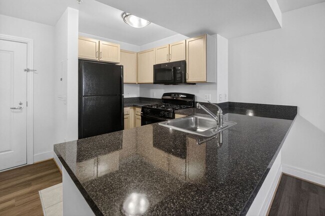 Foto del edificio - Short Walk to the Wharf! - Professionally Managed  and Spacious 1BR With Monument Views