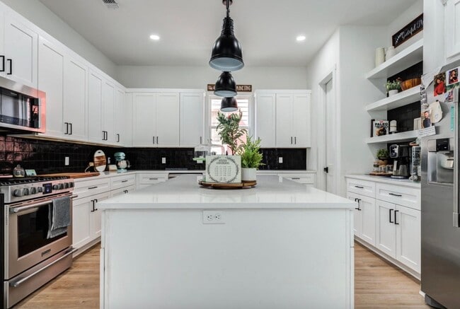 Building Photo - Stunning 4 Bedroom 3 Bathroom in Vintage Township