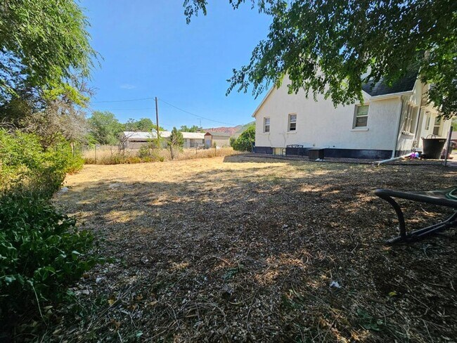 Building Photo - Charming home