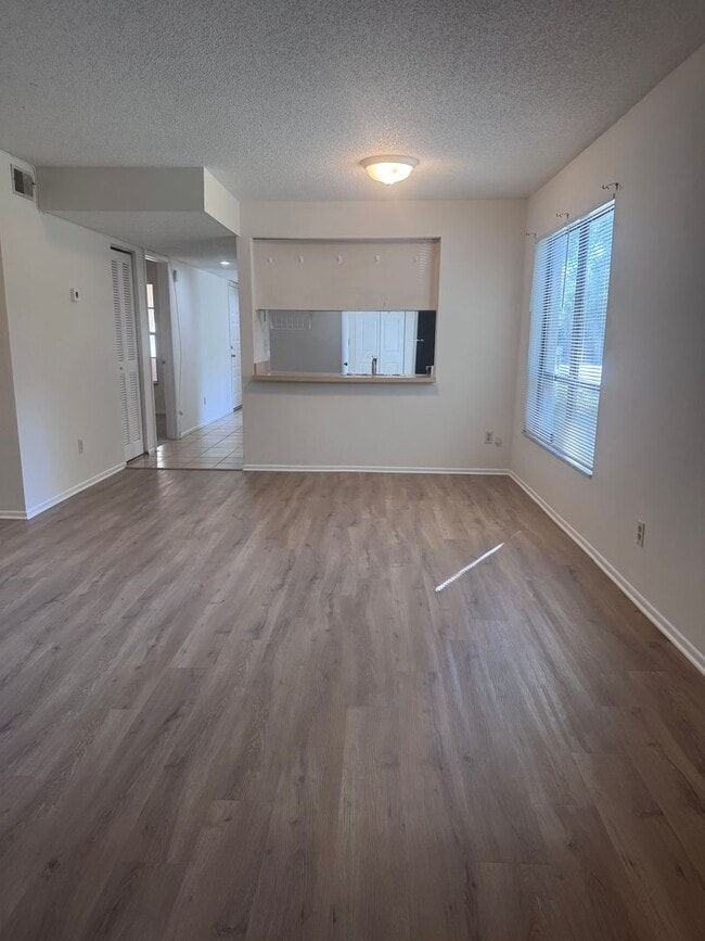 Building Photo - Updated 2/2 River Oaks Condo