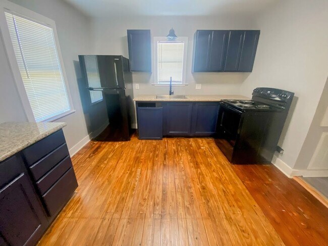 Building Photo - Charming Downtown Living: Half Off First M...