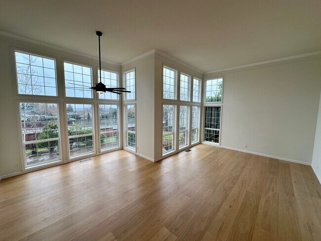 Building Photo - Large Three Bedroom Home in the Hills of West Salem