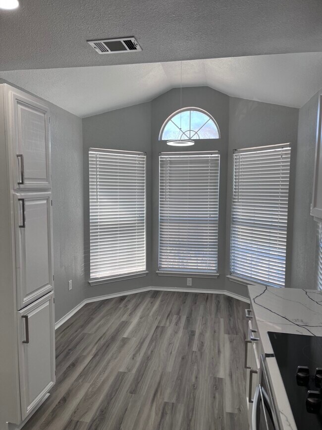 Foto del edificio - 6820 Douglas Creek