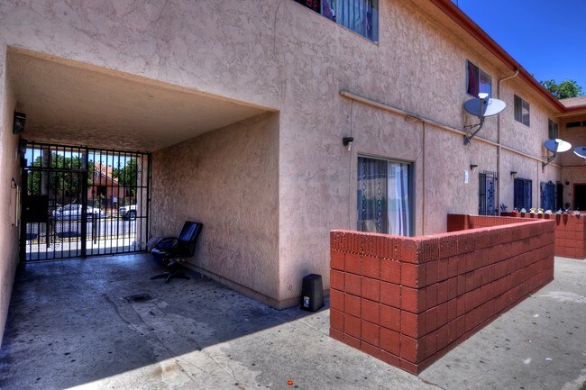 Building Photo - 4252 Woodlawn Ave