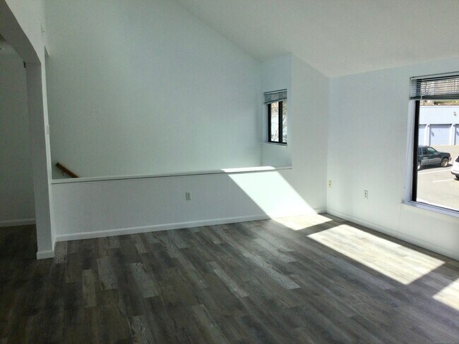Building Photo - 2 Honeysuckle Ln