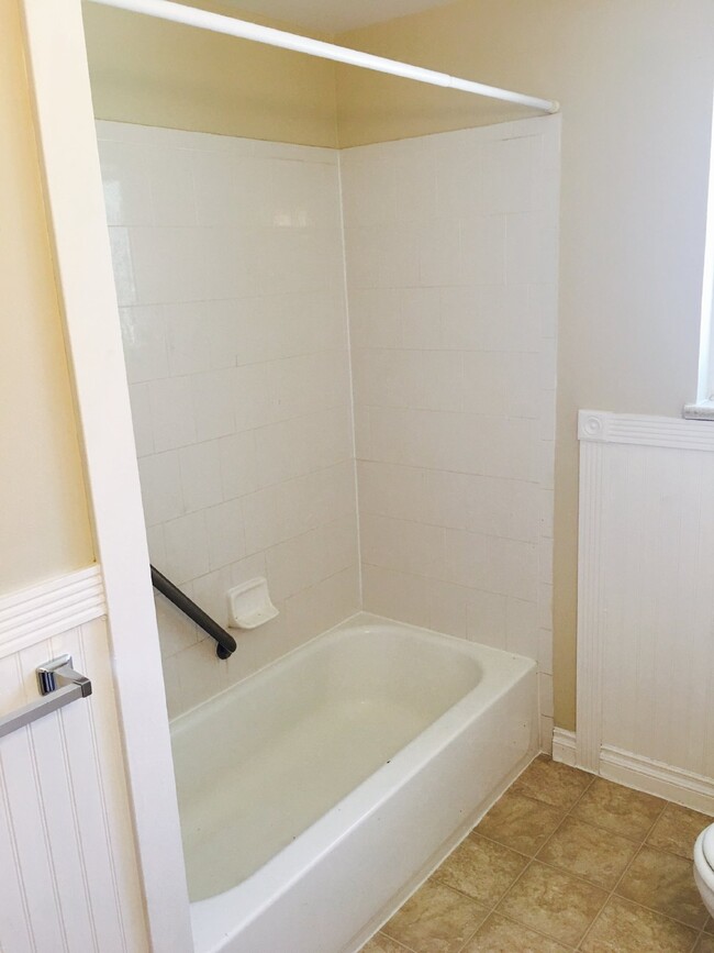 Building Photo - Spacious 4BR/2BA Home with HUGE Yard! AVAI...