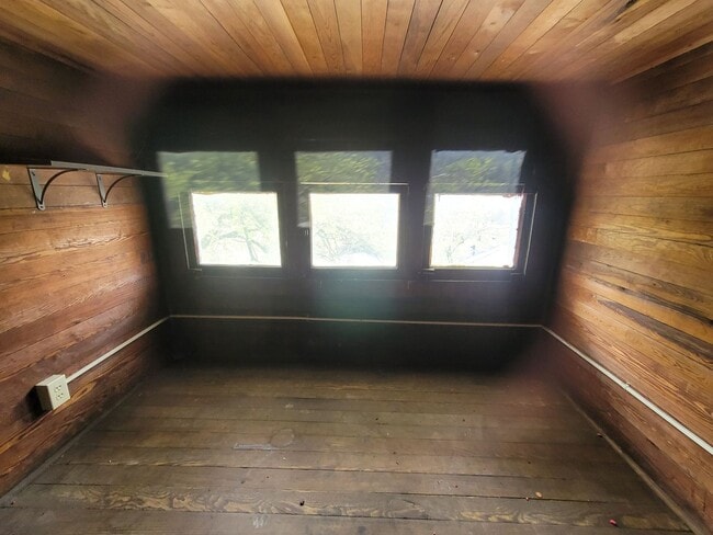 Building Photo - 809 Ferdinand Ave SW