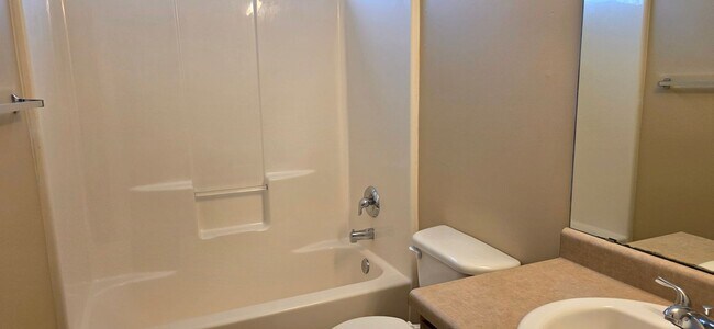 Foto del edificio - 3 Bedroom 2 Bath Close To Missouri State University $1295