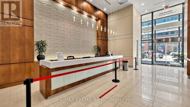 Photo du bâtiment - 2200 Lake Shore Blvd W