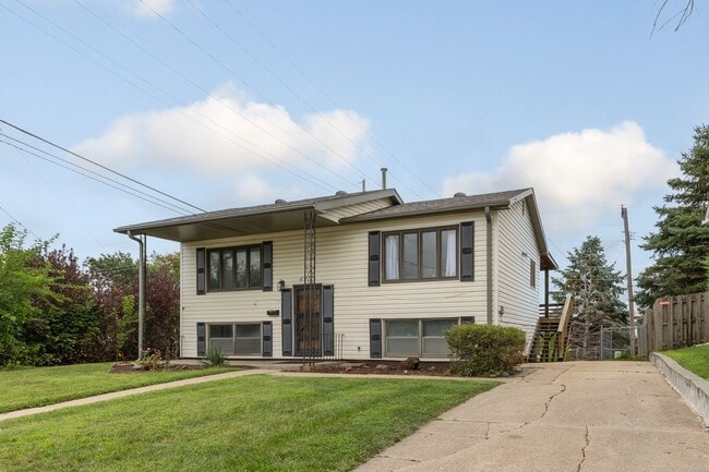 Split-Entry Home in La Vista! This 3-bedro... - Split-Entry Home in La Vista! This 3-bedro...