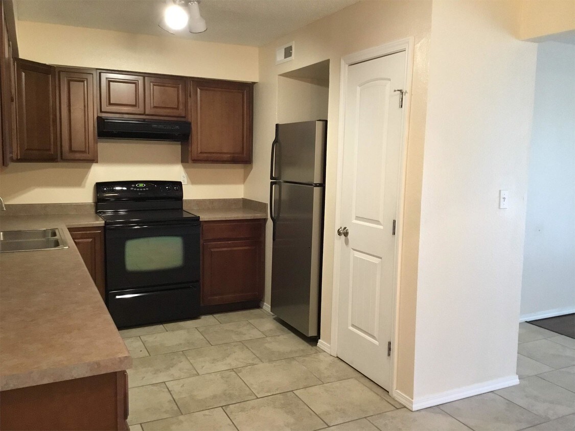 Primary Photo - 3913 N Rockwell Ave