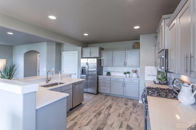 Building Photo - Newer Redmond Home with Extended 2 Car Gar...