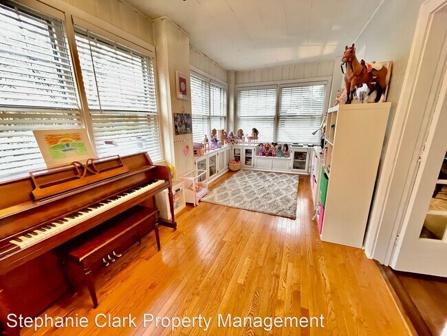 Building Photo - 4 br, 2.5 bath House - 1145 Hanover Avenue