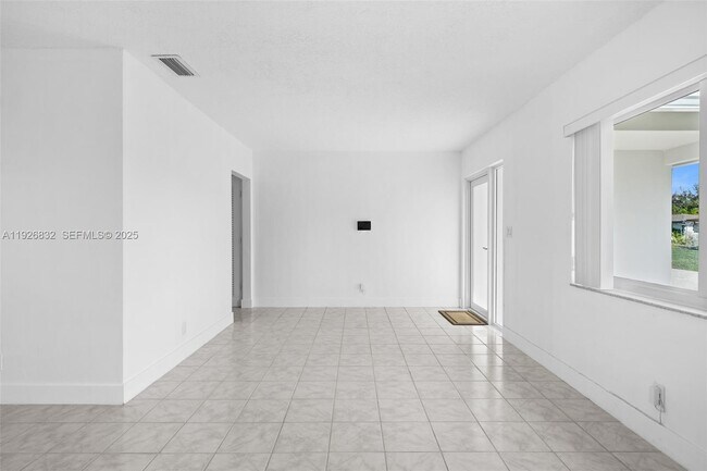 Building Photo - 3925 NW 19th Ave