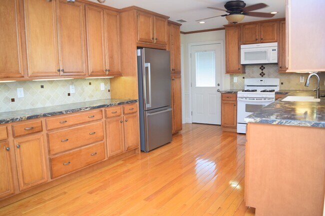 Foto del edificio - 4 Bed, 3 Bath Well-Located Brick Home in Lake Hickory Country Club For Rent!