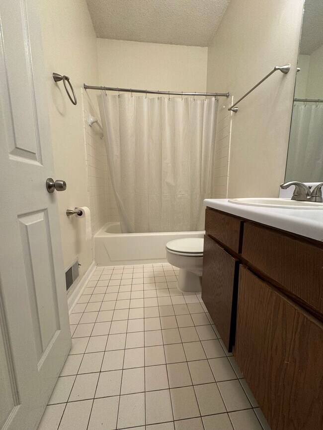 Foto del edificio - Lakewood Commons K201