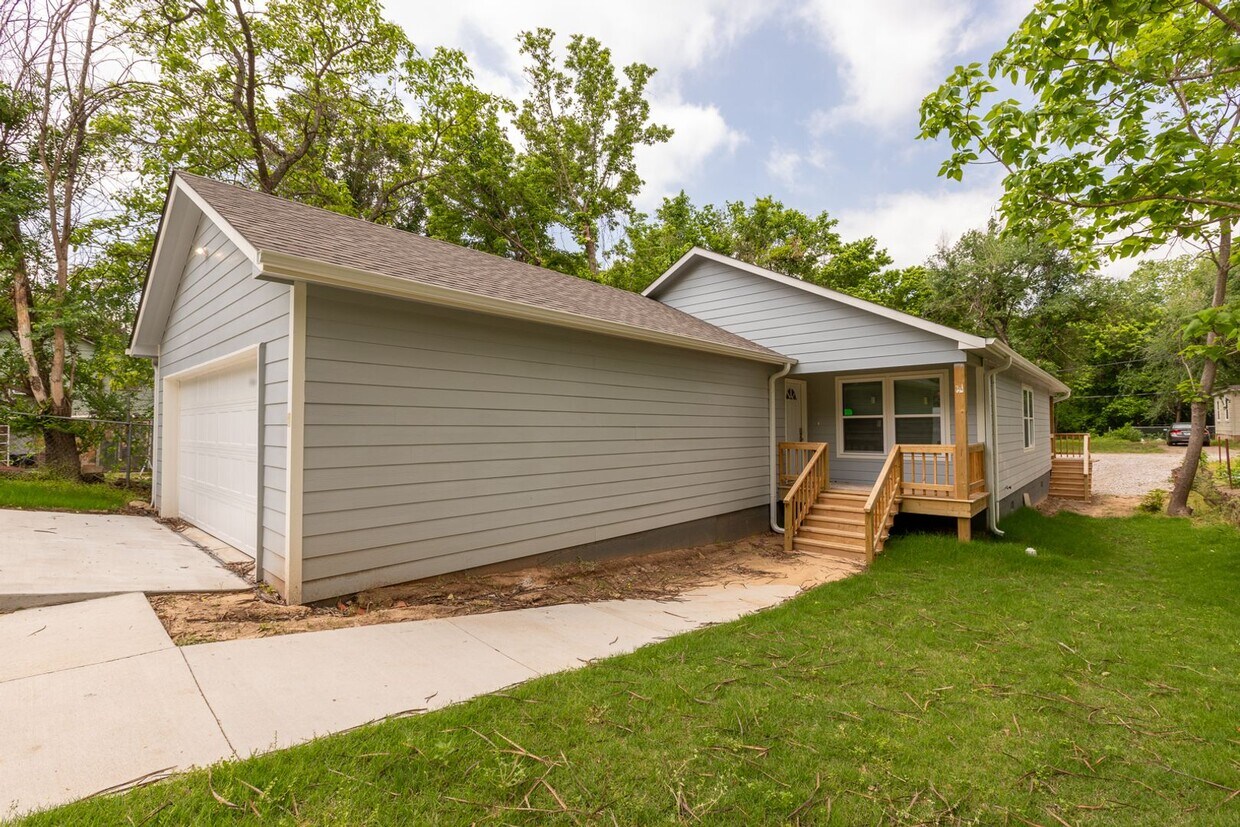 Primary Photo - NEW LOW PRICE! 4 Bedroom 2 Bath +updated! ...