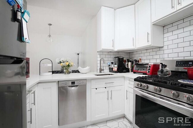 Building Photo - 3 bedroom in Brooklyn NY 11226
