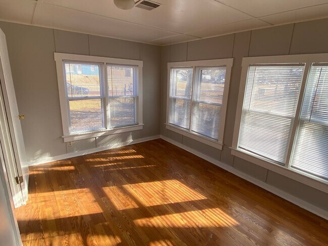 Foto del edificio - 1 Bed, Bonus Room, 2 Bath Single Family Home