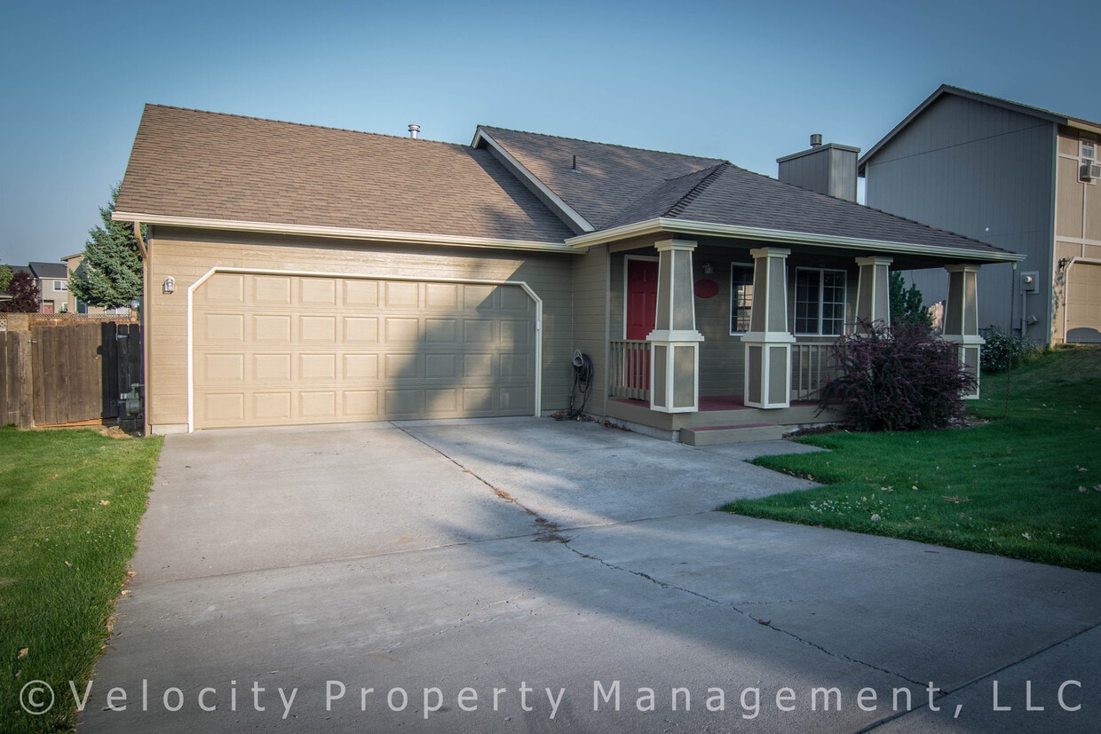 Primary Photo - Elkhorn Estates home in SW Bend - pet frie...