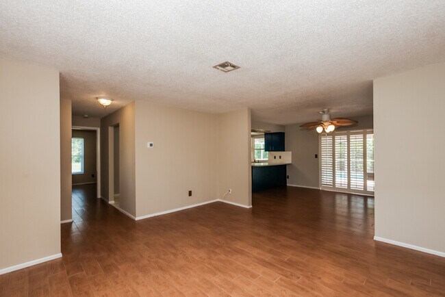 Foto del edificio - 5946 Stringfellow Rd