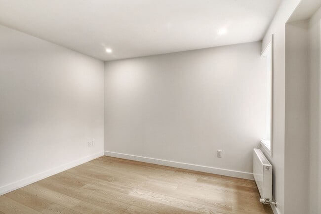 Building Photo - 10 Av. Rosemount