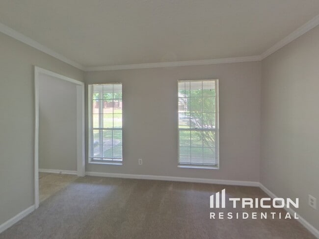 Building Photo - 5242 Selene Dr