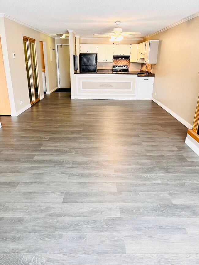 Área muy espaciosa y de concepto abierto. - 925 30th Ave S