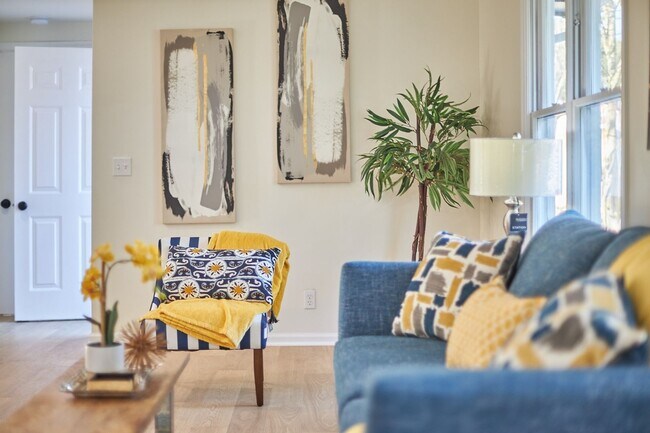 Building Photo - 2BR/2BA Duplex with Water View