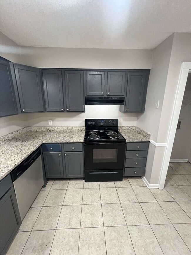 Foto del edificio - NOW READY!!! 3 bed 1.5 bath TOWNHOME!!