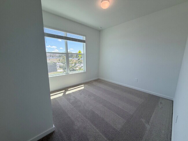 Building Photo - 3935 Big Sky Dr