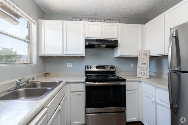 2BR, 1BA - 676SF - Kitchen - Parkland Pointe