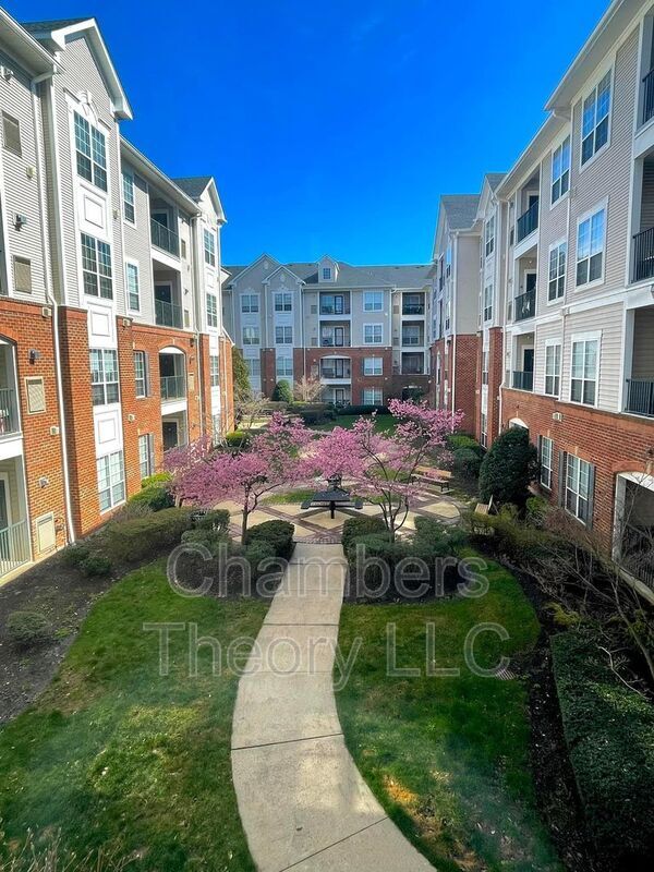 Foto principal - 4860 Eisenhower Ave