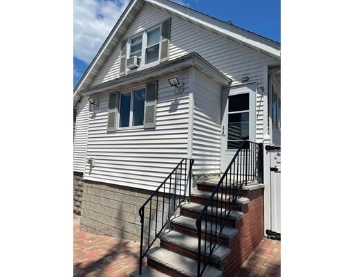 Building Photo - 76 Sammett St